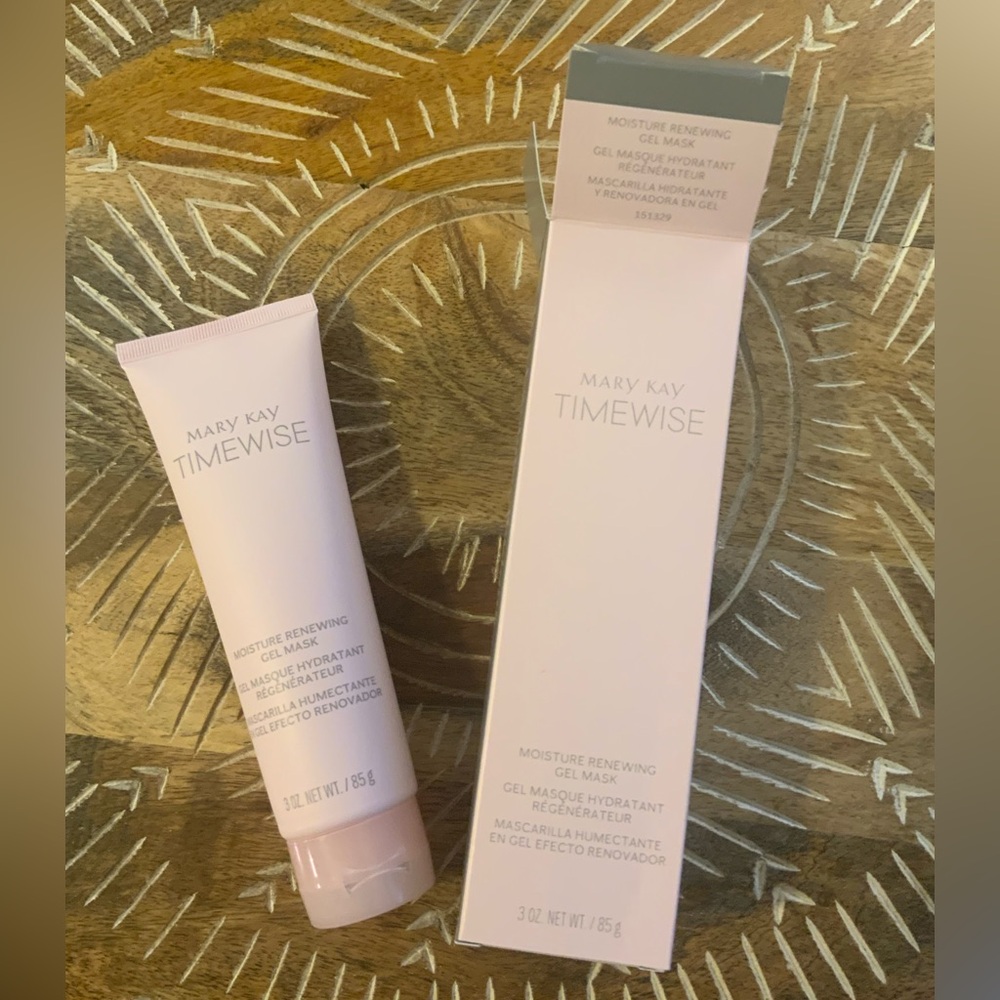 New in the package, Mary came for moisturizing gel mask